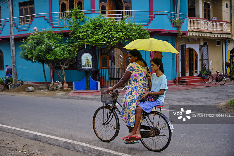 斯里兰卡，北方省，贾夫纳，天主教渔区，骑自行车的女性图片素材