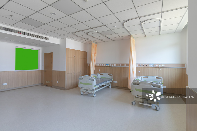 医院病房内部，配有床位和绿幕墙图片素材