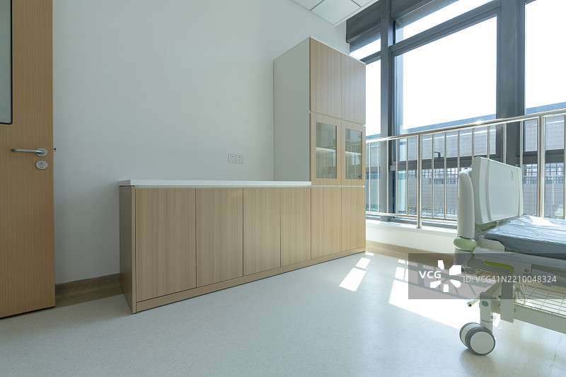 现代医院病房内部，阳光明媚图片素材