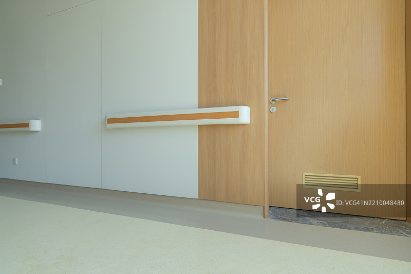 带栏杆和通风格栅的木门图片素材