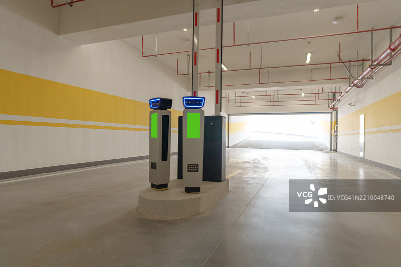 现代停车场内部带有安全闸门图片素材