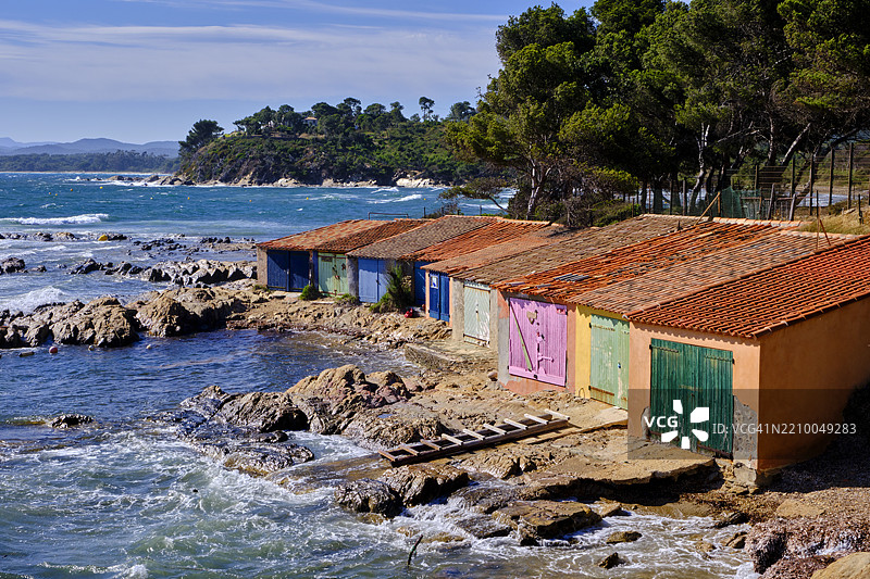法国，瓦尔省，博尔梅-莱-米莫萨，海岸小径，布雷甘松，魔鬼角，卡巴松湾，渔民小屋图片素材