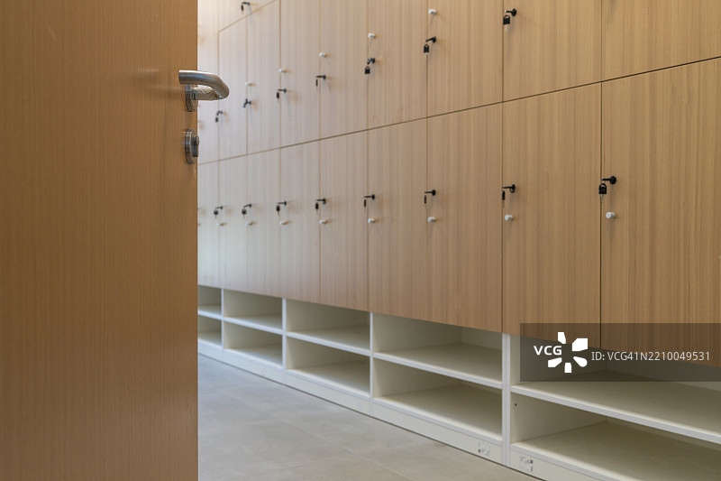 学校走廊里的空木制储物柜图片素材