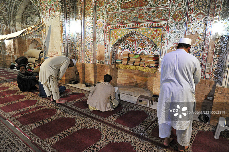 在巴基斯坦白沙瓦的马哈巴特汗清真寺中祈祷的信徒图片素材