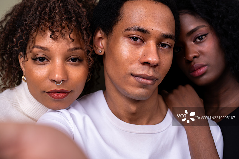 三位年轻人一起自拍图片素材