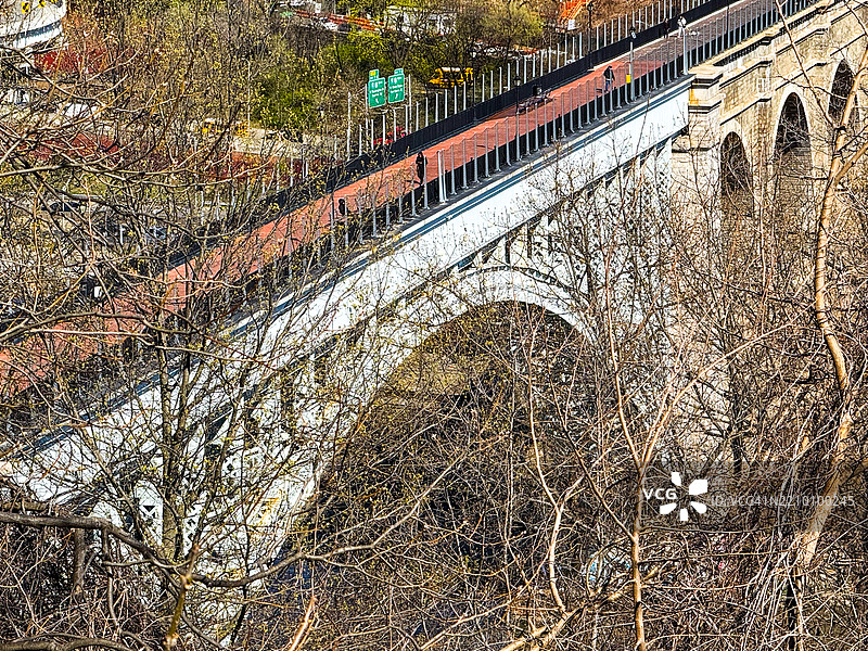人们在纽约市华盛顿高地的高桥上行走图片素材