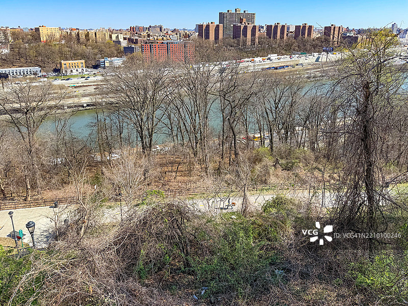 从纽约市华盛顿高地的高桥公园俯瞰的景色图片素材
