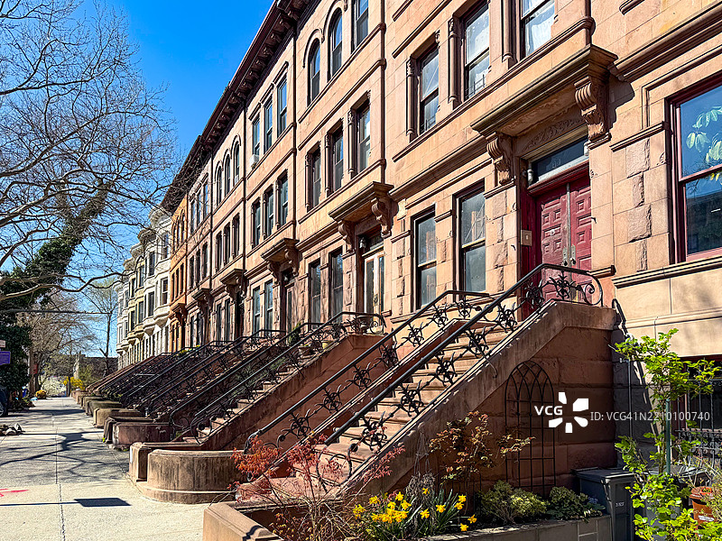 华盛顿高地，纽约市，西162街的棕色砖房排成一行图片素材
