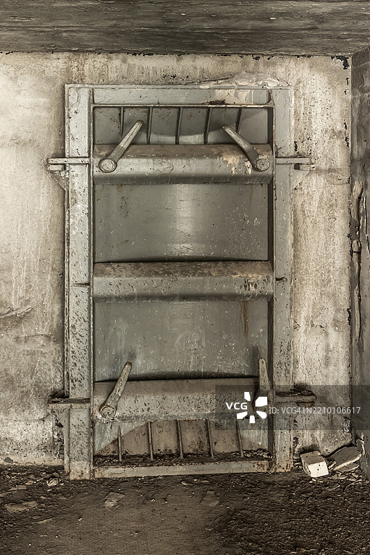废弃掩体上的重钢门图片素材