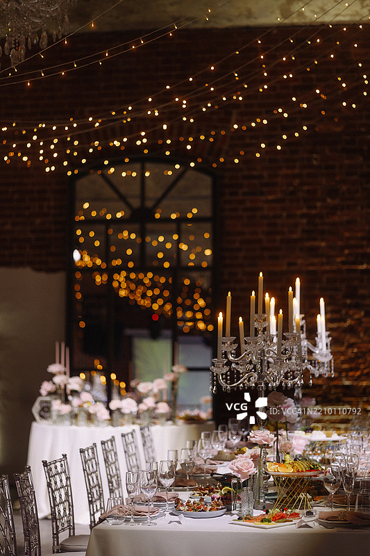 优雅的宴会桌，中央摆放着烛光装饰图片素材
