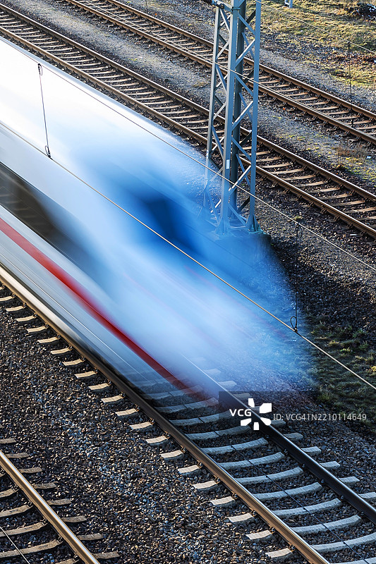 铁路轨道上行驶着快速的德国高铁“ICE”图片素材