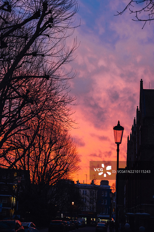 伦敦街道上的绚丽日落天空 - 诺丁山图片素材