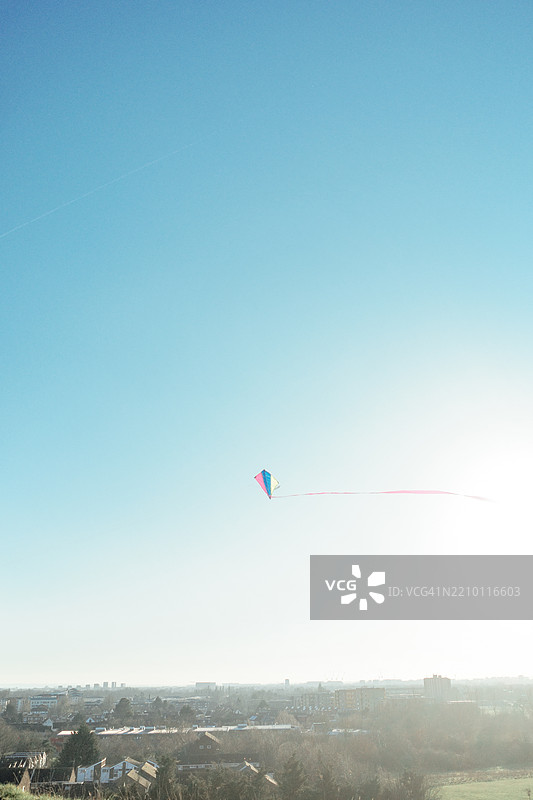 五彩缤纷的风筝高高飞起图片素材
