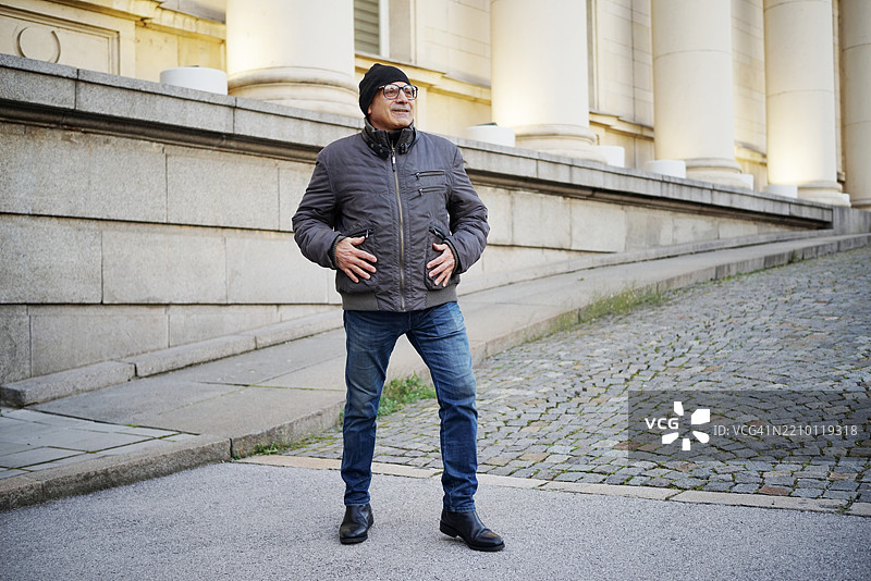 城市中的男人图片素材