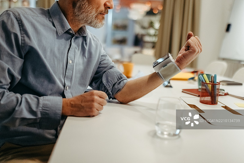 商人在办公室休息并测量血压图片素材