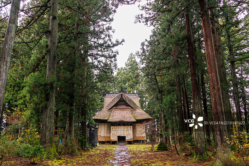 宏伟的主厅位于一片雪松森林中。它覆盖着由稻草和布料制成的雪盖，以保护木材免受雪的侵害。捐赠者的签名也写在上面。图片素材