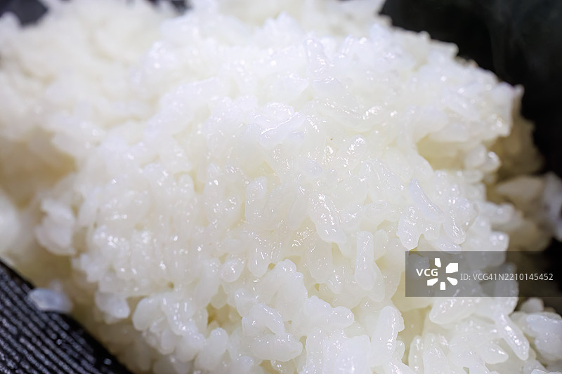 特制米箱中的越光米。典型的美味日本早餐，纯正的日本风格。主菜是新鲜煮熟的越光米。图片素材