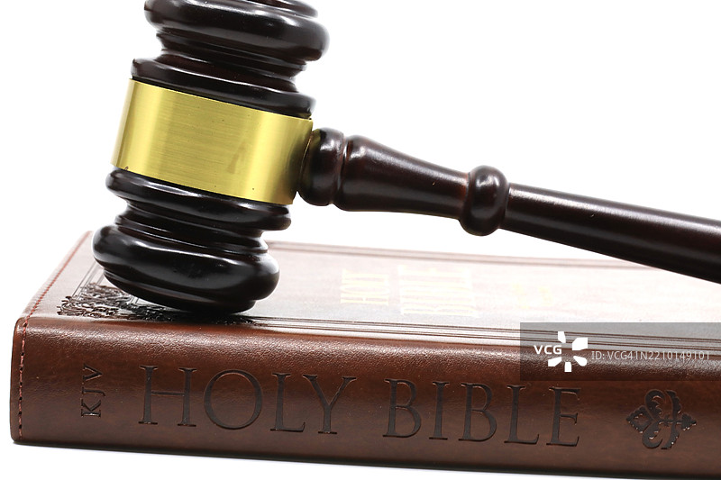 圣经和法槌图片素材