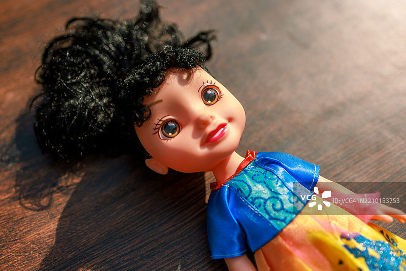 微笑的卷发玩具娃娃特写图片素材