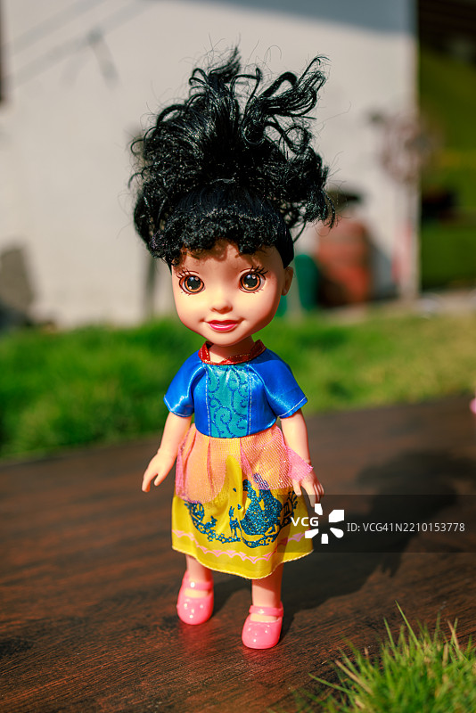 阳光下的五彩玩具娃娃站在户外图片素材