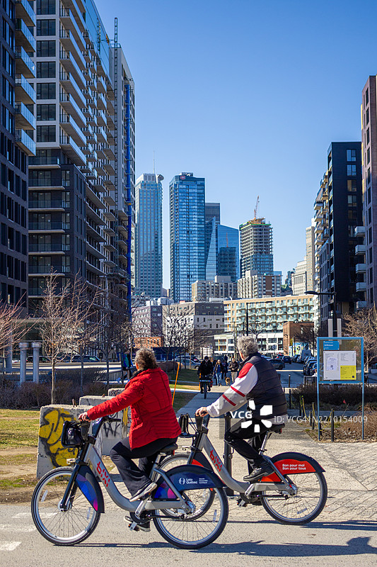 在加拿大魁北克省蒙特利尔的拉辛运河骑自行车图片素材