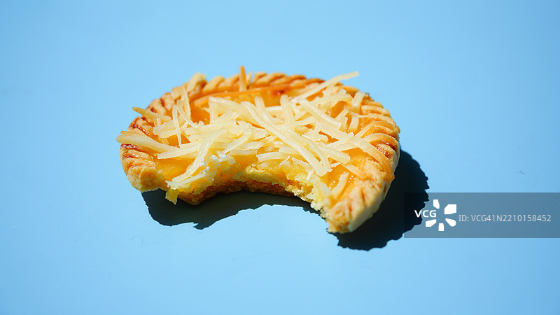 蓝色背景上的菠萝派塔，甜点蛋糕图片素材