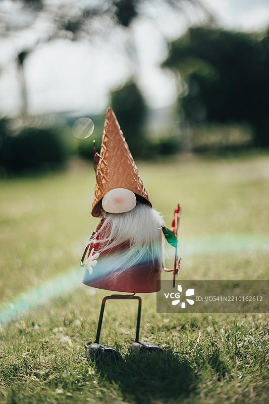 住宅花园中的草地上的花园侏儒图片素材