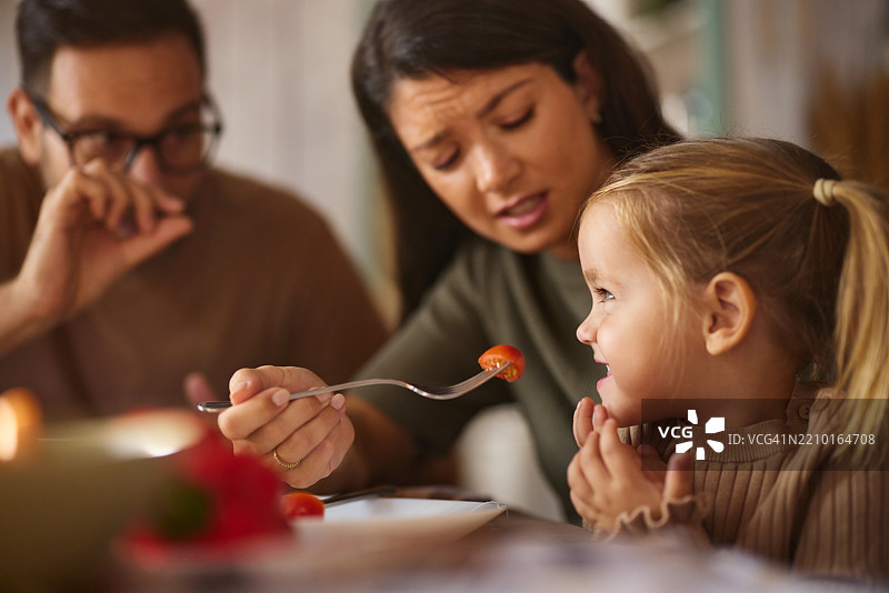 来吧，亲爱的，就一口！图片素材