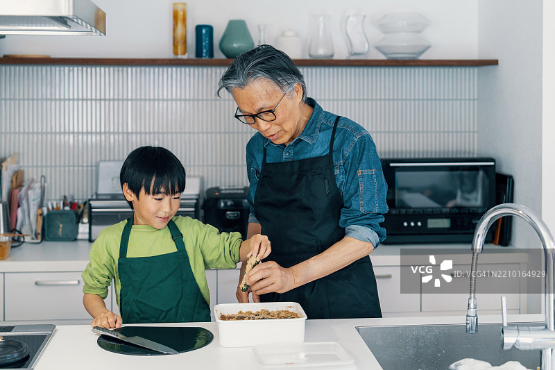 祖父与孙子一起腌制泡菜图片素材