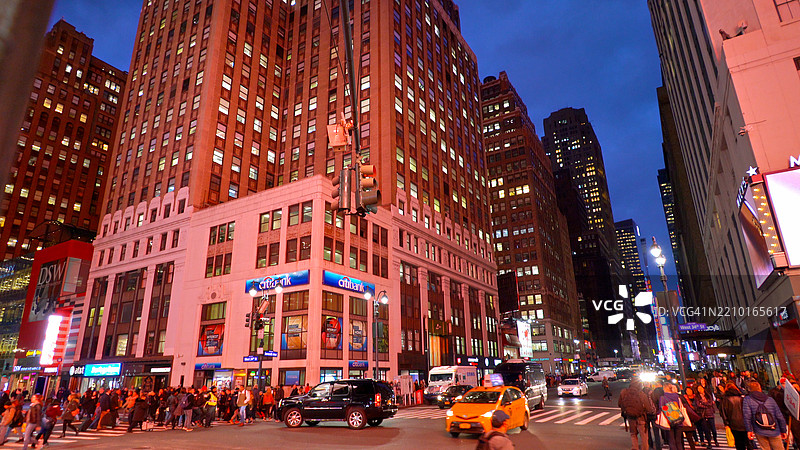 纽约市的夜晚。金融区图片素材