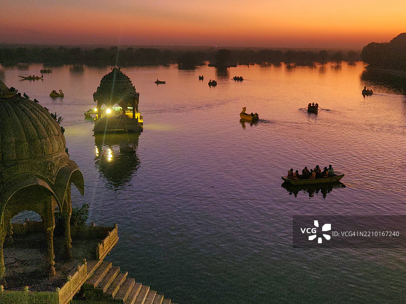 杰萨梅尔的加迪萨尔湖黄昏划船之旅图片素材