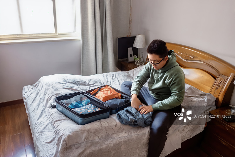 少年男孩正在为暑假打包行李图片素材