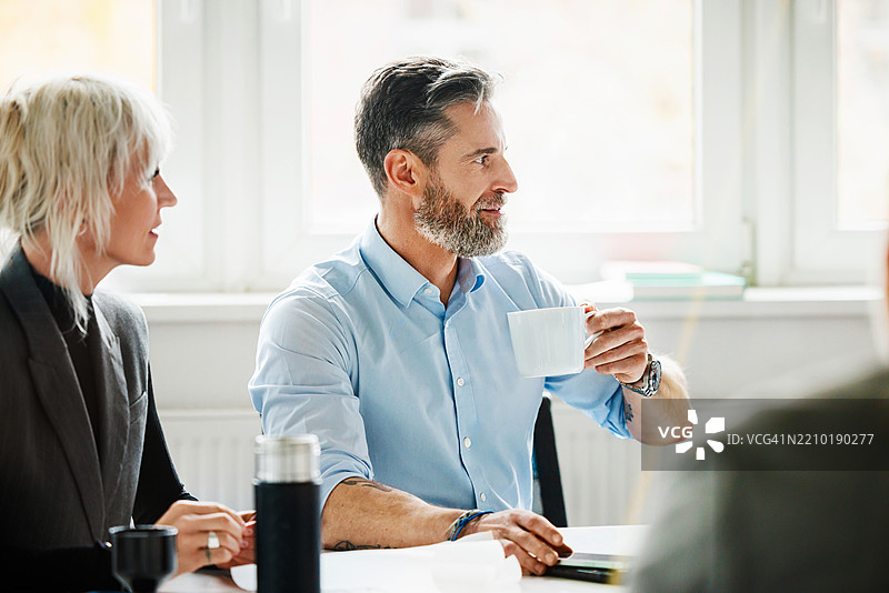 专业团队在会议讨论期间享受咖啡休息时间图片素材