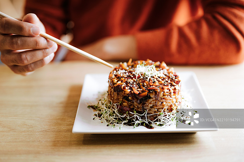 日本米饭菜肴，配有蔬菜和海鲜。图片素材