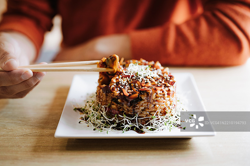 日本米饭菜肴，配有蔬菜和海鲜。图片素材