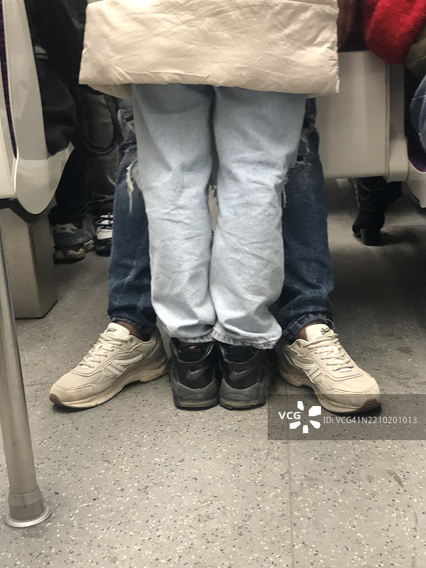 一对情侣在地铁上图片素材