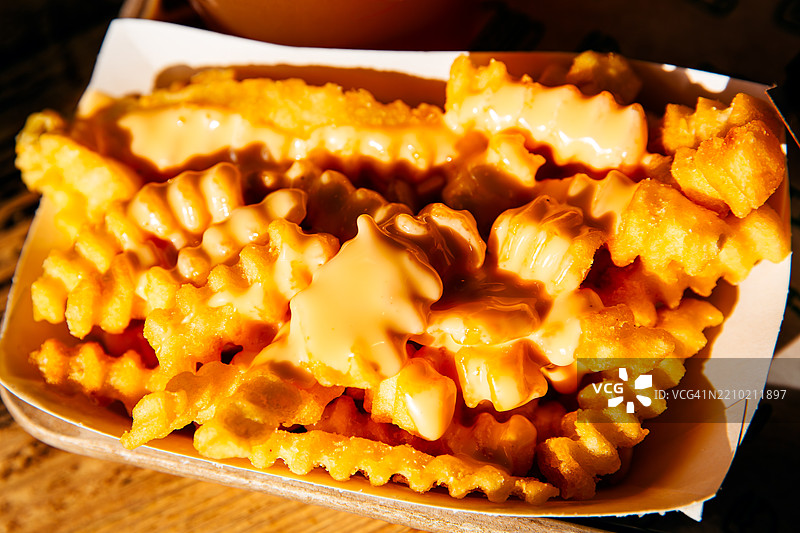 快餐店里上桌的奶酪薯条特写图片素材