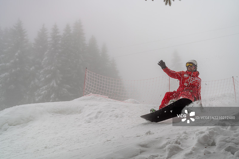 滑雪者在雪山风景中享受滑雪的乐趣图片素材