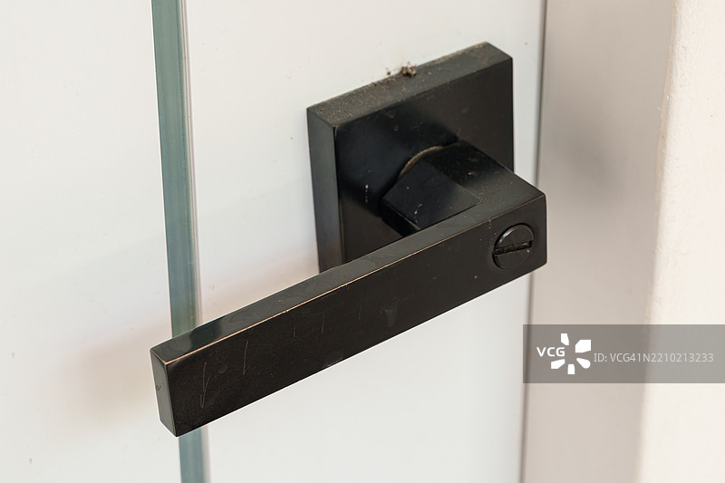 现代钢制门把手。图片素材