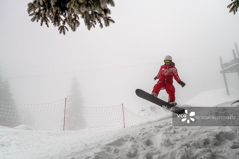 滑雪者在冬季场景中滑行于雪坡上图片素材