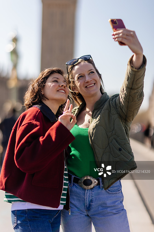 史上最好的自拍，两位女性在伦敦威斯敏斯特桥拍自拍照图片素材