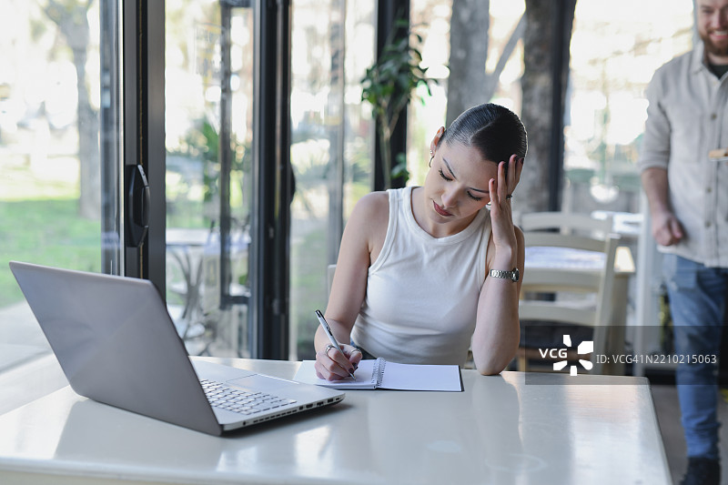 美丽的女性在为自由职业项目的截止日期感到担忧图片素材