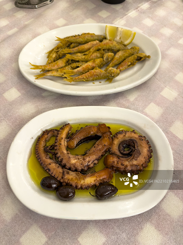 希腊莱斯沃斯岛的橄榄油煮章鱼配炸红鲷鱼图片素材