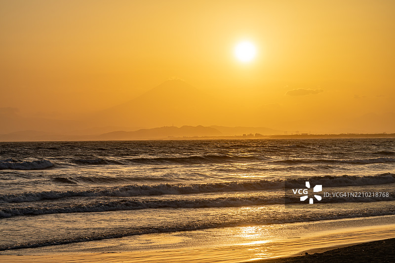 日本神奈川的富士山与日落海滩图片素材
