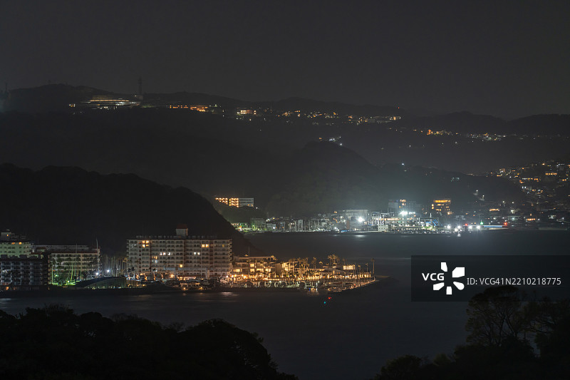 日本神奈川的夜晚海滩图片素材