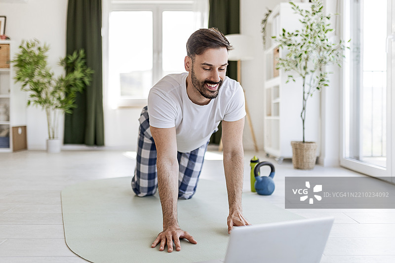 在家瑜伽和冥想中找到内心的平静图片素材