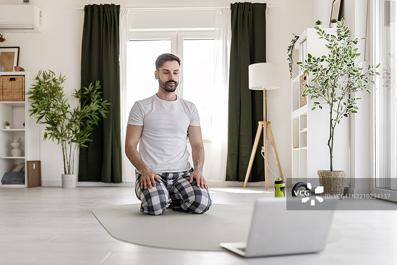 通过在家瑜伽寻找心理清晰感图片素材
