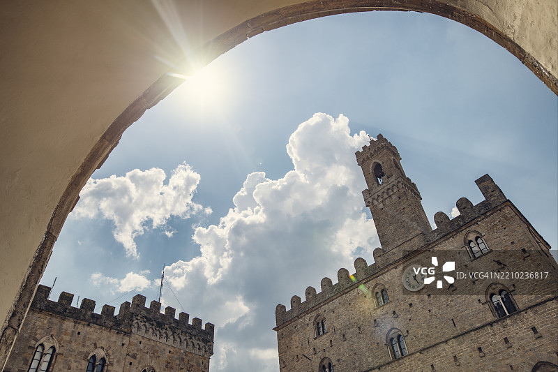 通过拱门看到意大利托斯卡纳沃尔泰拉的历史建筑普里奥里宫图片素材