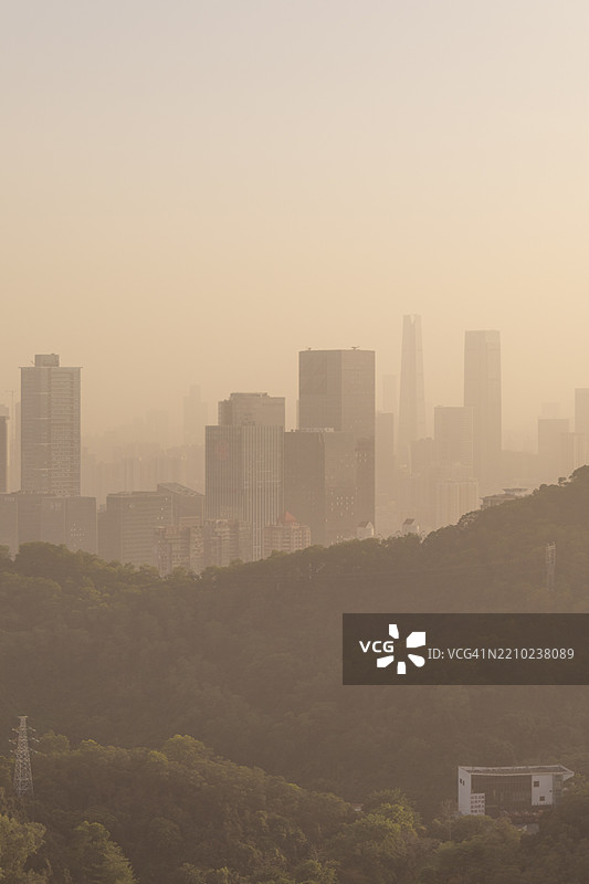 深圳城市天际线在严重沙尘暴影响下图片素材