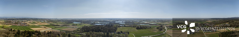 广阔的全景，蓝天下的田野、森林和湖泊，纽施泰纳赫城堡，巴伐利亚州下部图片素材
